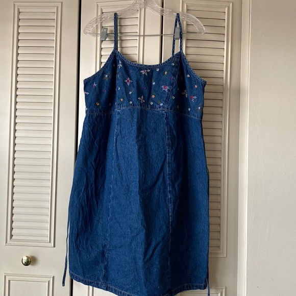 Motherhood Dresses & Skirts - Motherhood vintage denim embroidered dress